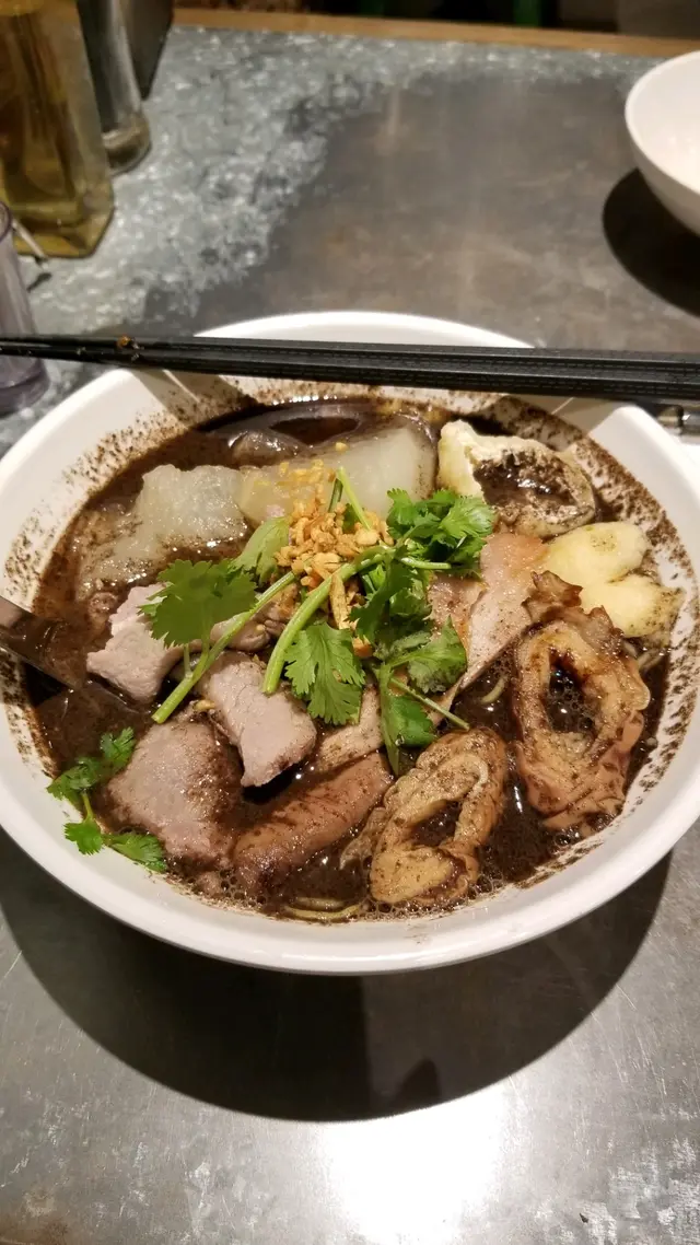 滑牛,豬大腸,豬頸肉船麵