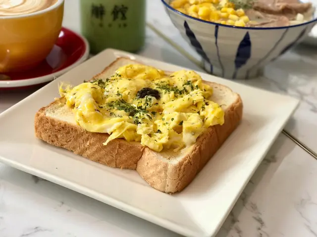 黑松露炒蛋吐司