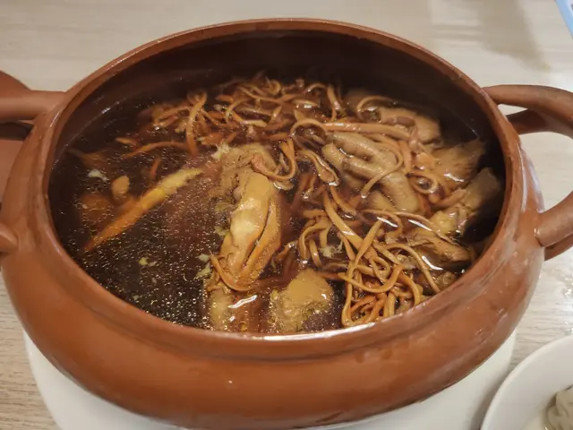 蟲草花燉雲吞雞湯