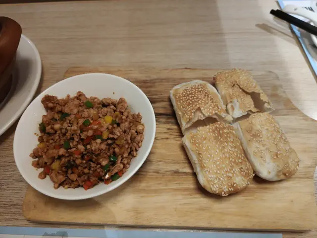 彩椒雞米配叉子