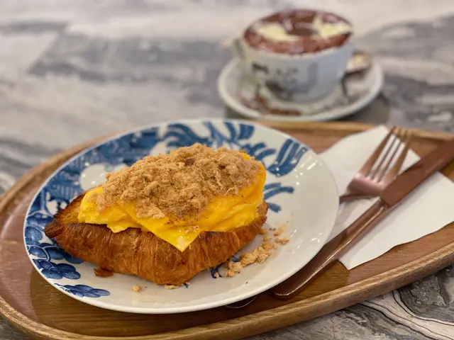 肉鬆|芝士|雙份日本滑蛋|牛油果芥末醬 牛角包