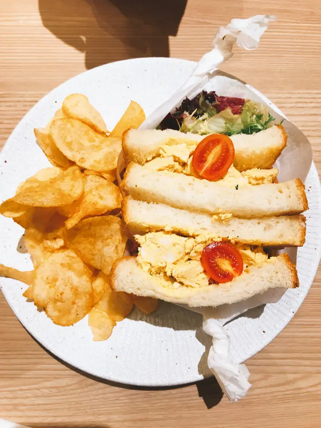蛋沙律三文治(配薯片)