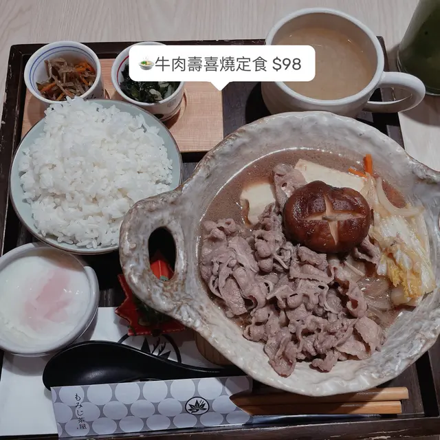 呢個壽喜燒唔會好甜🤪剛剛好 雖然個牛肉有點老 但牛肉嘅份量配料也很多😚 有豆腐金菇等等也煮得剛剛好 送飯一流✌🏻