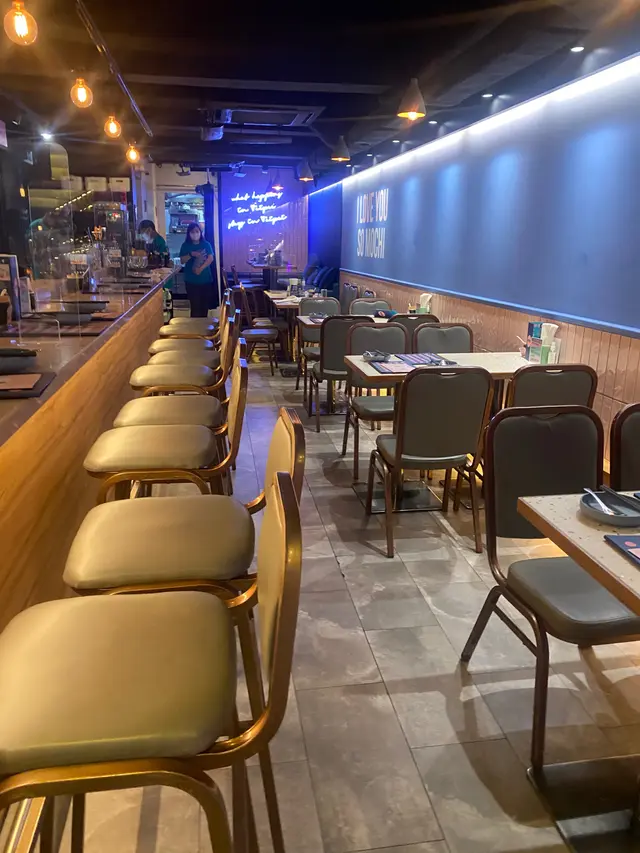 座位有分右手邊既四人枱同左手邊既吧枱,酒吧高枱座位都比較高,四人枱燈光較光亮而吧枱就較暗