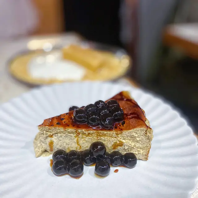 蛋糕食落外層有焦香味,茶味好香濃,有好重既鐵觀音味,食落唔會太甜亦都唔會有苦澀味