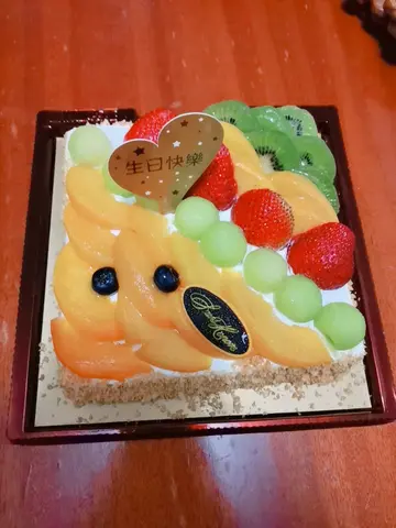 
鲜杂果蛋糕