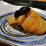黑醋壽司飯配上厚厚的帆立貝，師傅更以漬物點綴，提升帆立貝的鮮味！❤️