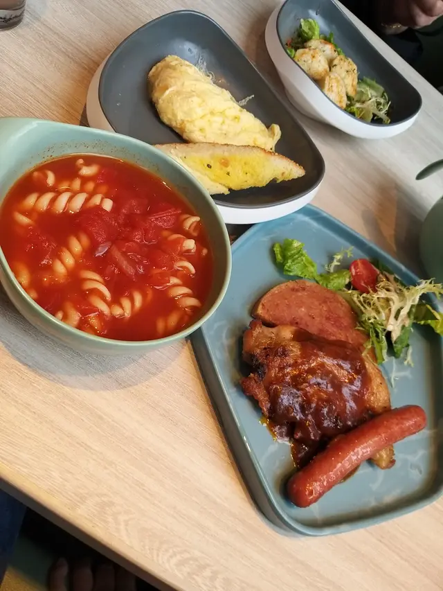 香煎雞扒+雞肉腸+餐肉配輕食版湯粉