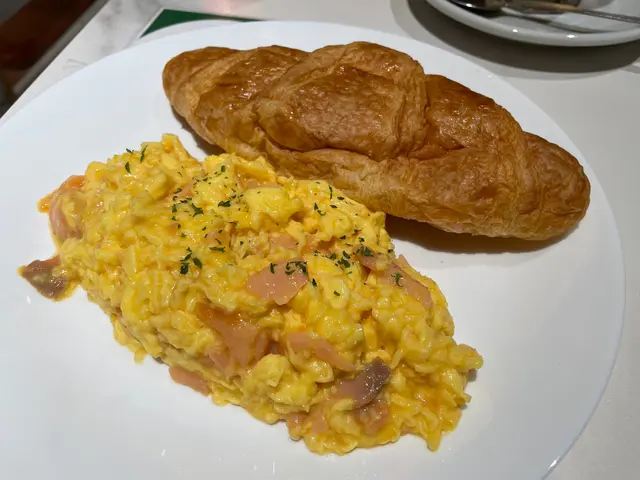 三文魚奄列配牛角包