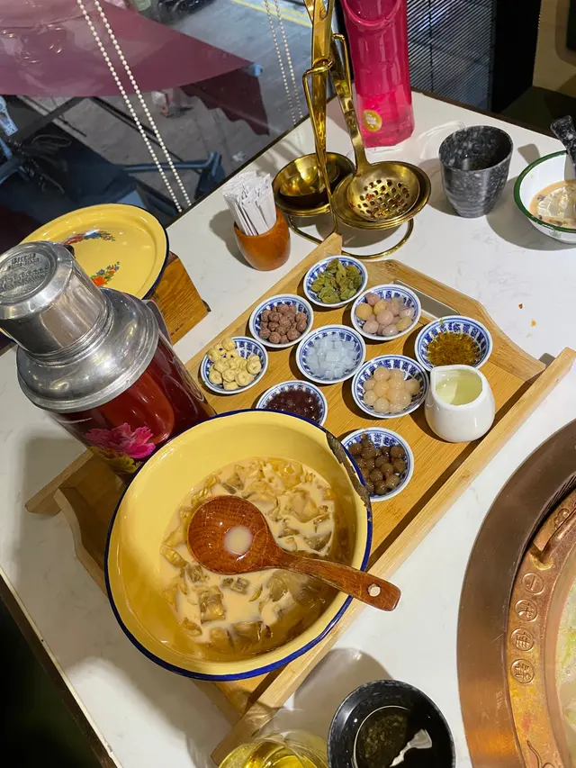 普普通通冰粉唔難食得去邊，但啲配料難食