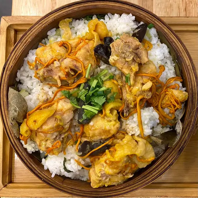 蟲草花雲耳蒸雞飯