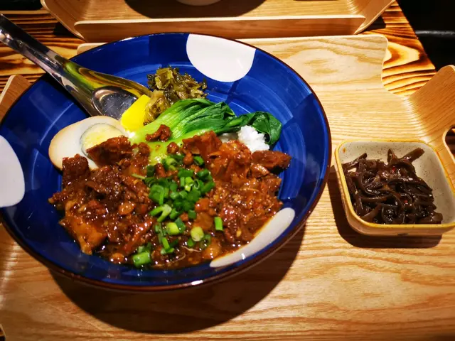 滷肉飯同樣配上麻辣木耳絲