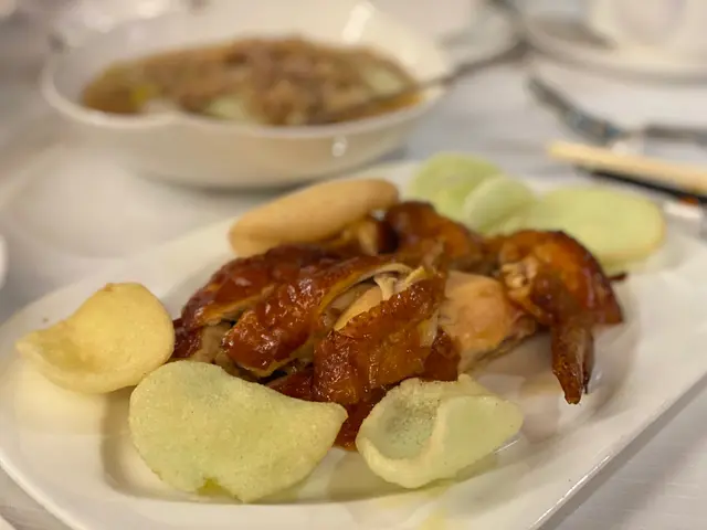 脆皮雞外皮還算脆,但肉比較咸及乾