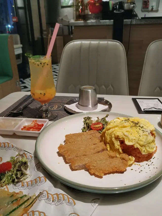 吉列豬扒蛋包飯 ($68)