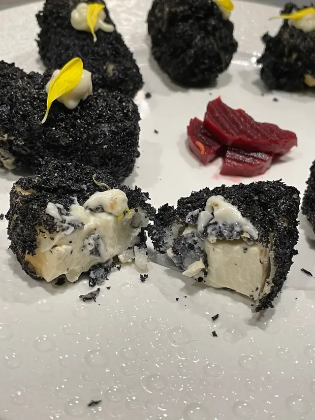 黑金竹炭豆腐配法式紫椰菜