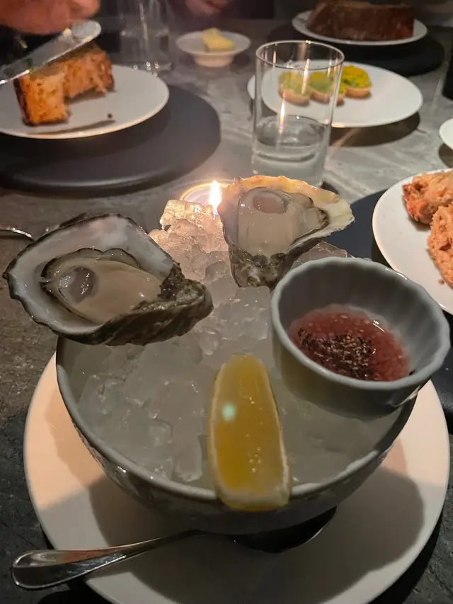 生蠔配木犀草醬