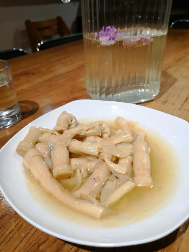 似筍但唔係筍,少少爽,好滑嘅。唔知點解叫"梅醬",其實個汁係鹽+麻油味。下油重手,如果唔係,就好好喇