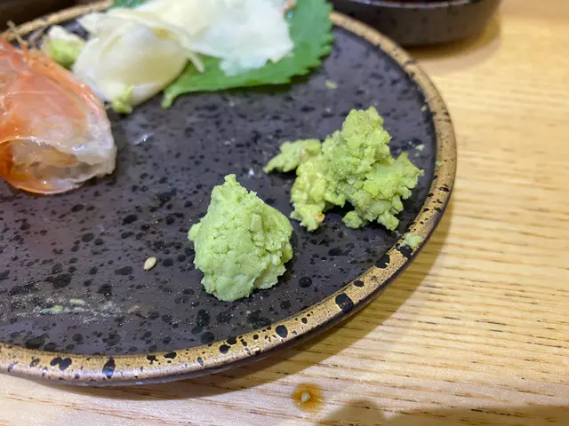 左邊係魚生丼舊山葵
