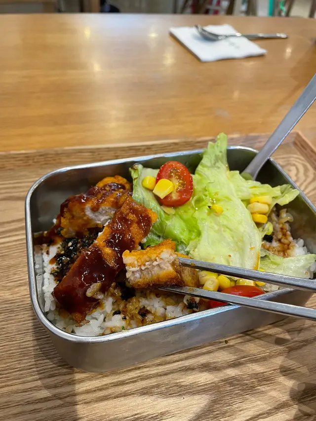 個汁正常發揮，但最基本既飯都煲到濕哂😂呢個我覺得好難接受，介乎粥同飯之前既狀態；另外個豬扒實在太硬🥲