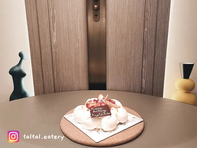 Summer Celebration Pavlova 6”