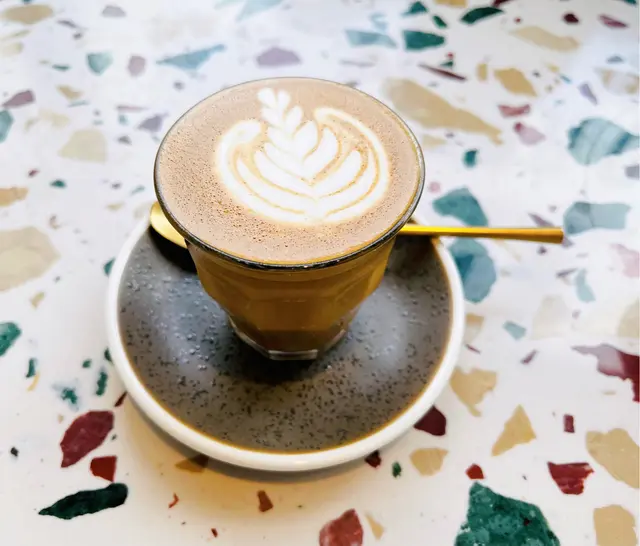 迷你鮮奶咖啡:咖啡畫了花,迷你杯,很香,即使不加糖,也不太苦。