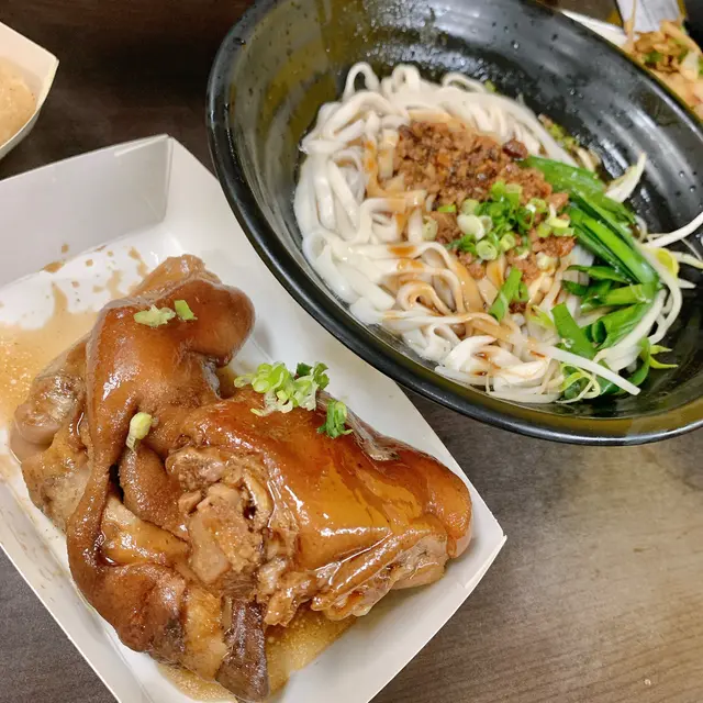 紅燒豬腳乾麵