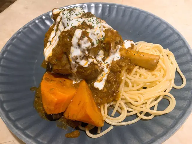 羊膝同上次一樣都係咁大份,不過意粉就少咗,因為上次真係太大份啦,兩個人都食唔晒,今次就係一個人嘅份量~