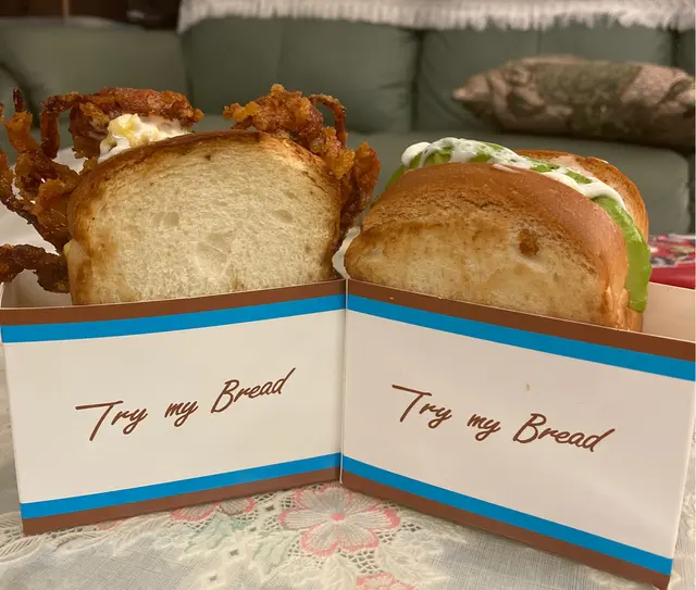 (L)脆炸軟殼蟹滑蛋吐司(R) 牛油果蝦仁滑蛋吐司