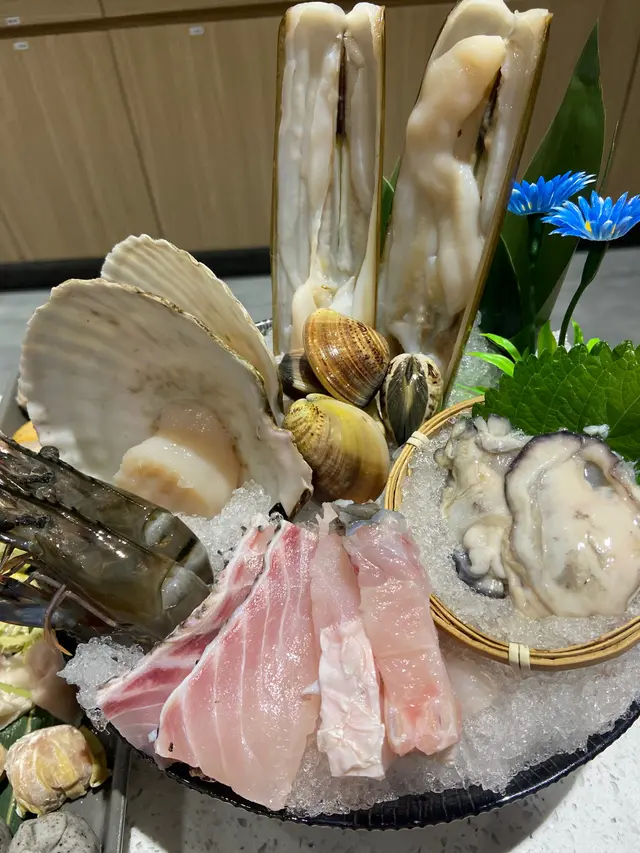 上面有廣島蠔,蟶子,扇貝,海蝦,大蜆,魚片等等。
