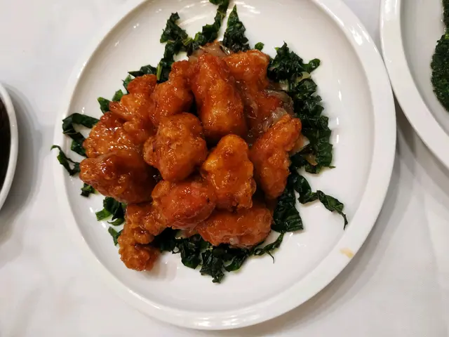 呢個賣相好好的柚子骨,我成日整比啲媽咪食,可能新鮮肉味道比較好,我感到呢個肉味處理得唔太好,有啲好難講的味唔太好食,周邊的炸疏菜同學都話好但唔似辣椒葉,我覺得就係白菜仔的葉,臭青味重咗些