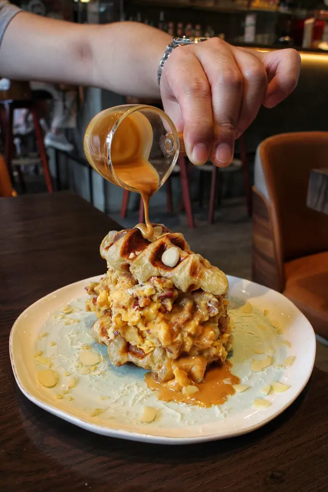 牛窩夫 · 鹹牛肉炒蛋流心花生醬