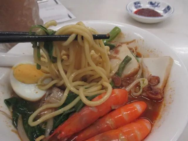 好耐無得飛。為有食個大馬餐當去咗。點咗個檳城福建蝦麵及馬來亞拉茶凍飲。間舖好重大馬風味。個蝦麵有腩肉、蛋及鮮蝦。個湯底好重福建口味。個麵係油麵。麵身好彈牙。入口好有口感。混入湯底就好重大馬風味。個腩肉屬上等食材。入口啖啖肉。鮮蝦好鮮甜,肉質上乘。好美味。成碗麵色香味俱全。賣相滿分。杯馬來亞拉茶凍飲好一般。我個人唔覺有大馬風味。誠意推介給無得去大馬既旅途人。