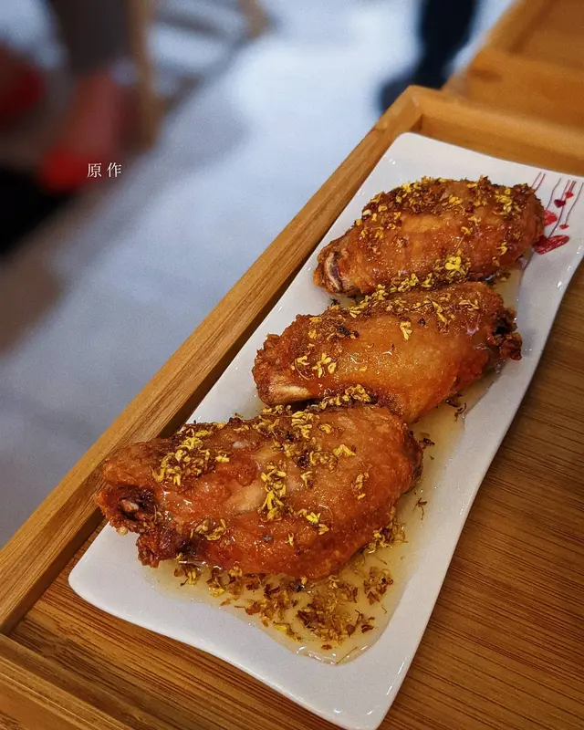 有3隻
最有驚喜係呢個!! 第一次食到桂花蜜糖味既雞翼
唔係“死甜” 而且有陣陣桂花香
係餐廳師傅自己調製既 ❤️
食落好減輕到烤雞翼既油膩感