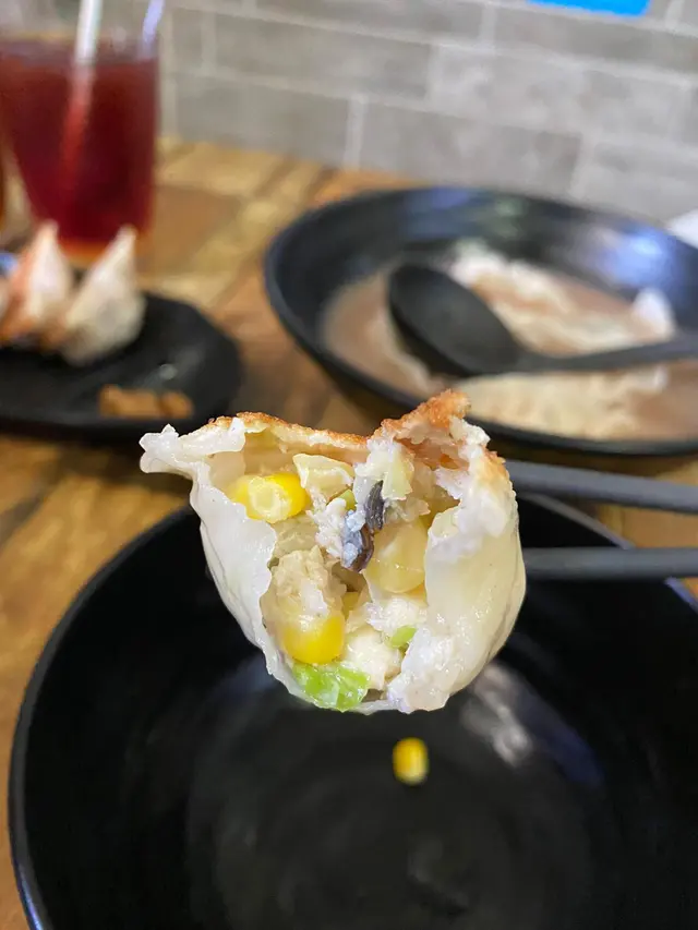 煎香菇粟米雞肉餃
