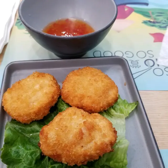 炸皮厚，肉質勁靭，從未食過咁難食嘅蝦餅