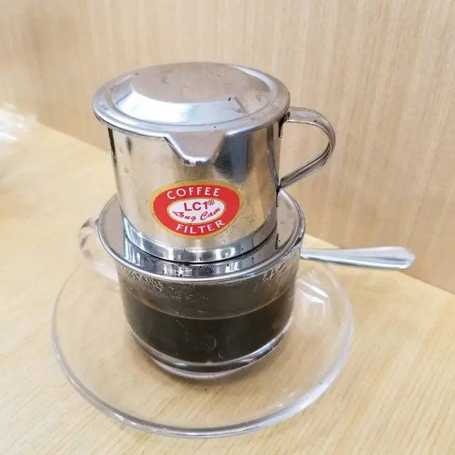 滴漏咖啡一般係用煉奶底，而佢係用淡奶加糖水，咖啡又微暖溝了落去味道唔夾，極難飲完全唔掂！><🤦🏽‍♂️😤🤬👎🏼