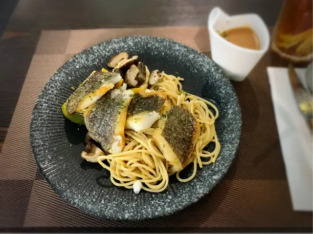 香煎比目魚配海膽汁卡邦尼意粉和秘製龍蝦湯