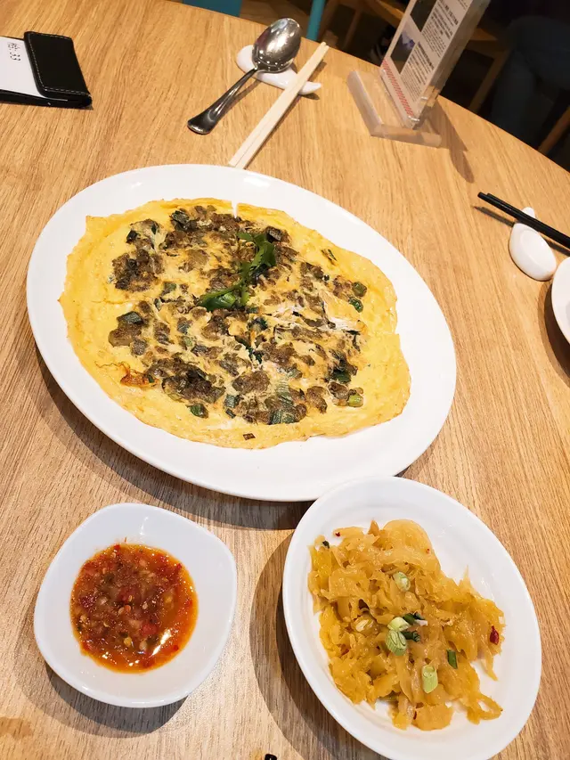 🔸蠣餅煎到金黃色，放了好多蠔入去煎，煎得好香好脆