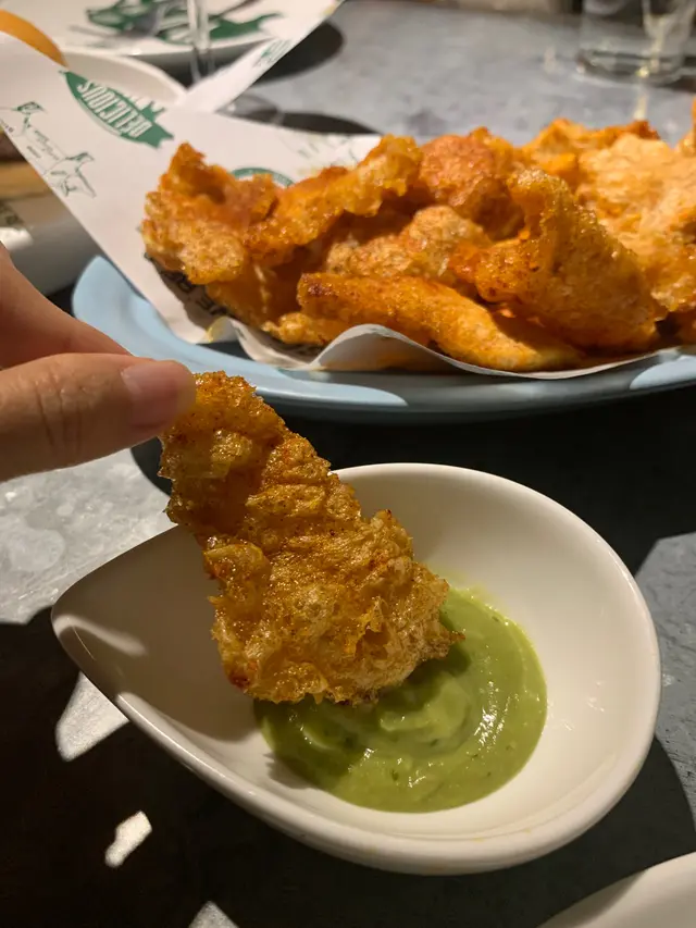 豬皮脆片配牛油果醬