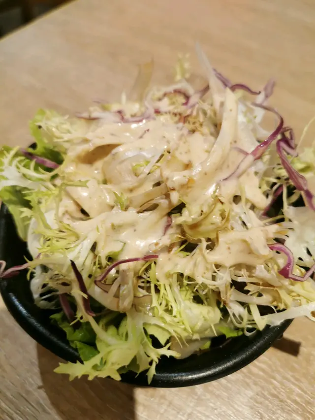 蔬菜沙律內有生菜,紫椰菜,沙律菜