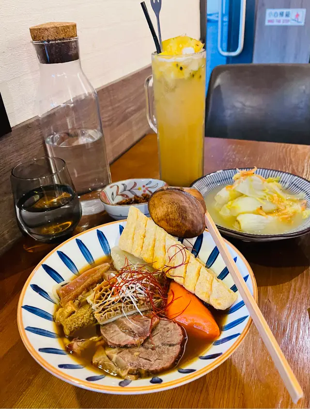 木玥招牌牛肉麵 、櫻花蝦煮娃娃菜 、木玥黃金水果茶