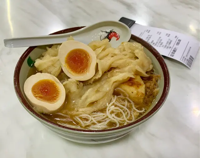 腩汁米粉+ 手打墨魚餅+ 鮑汁炆花膠+ 日式糖心蛋