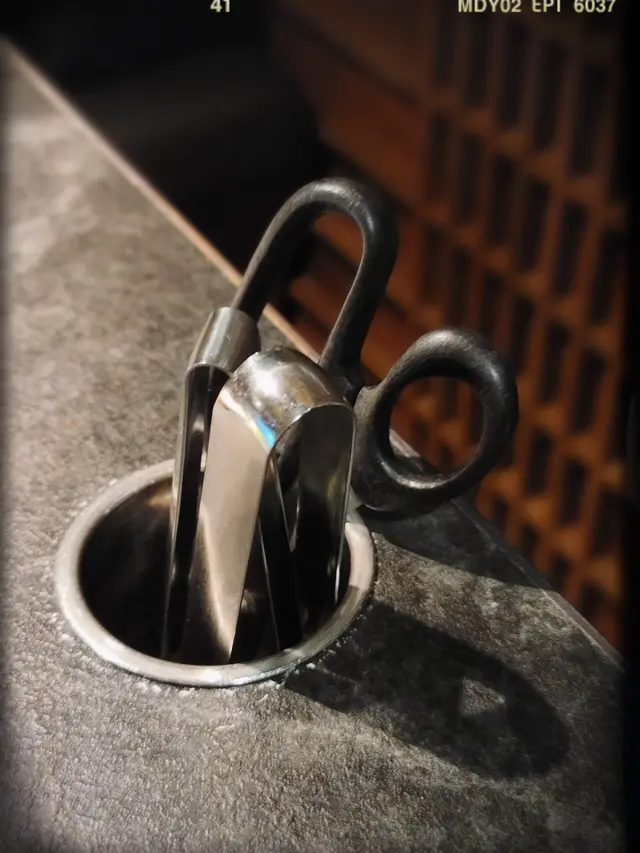 餐桌擺放煮食工具嘅窿窿