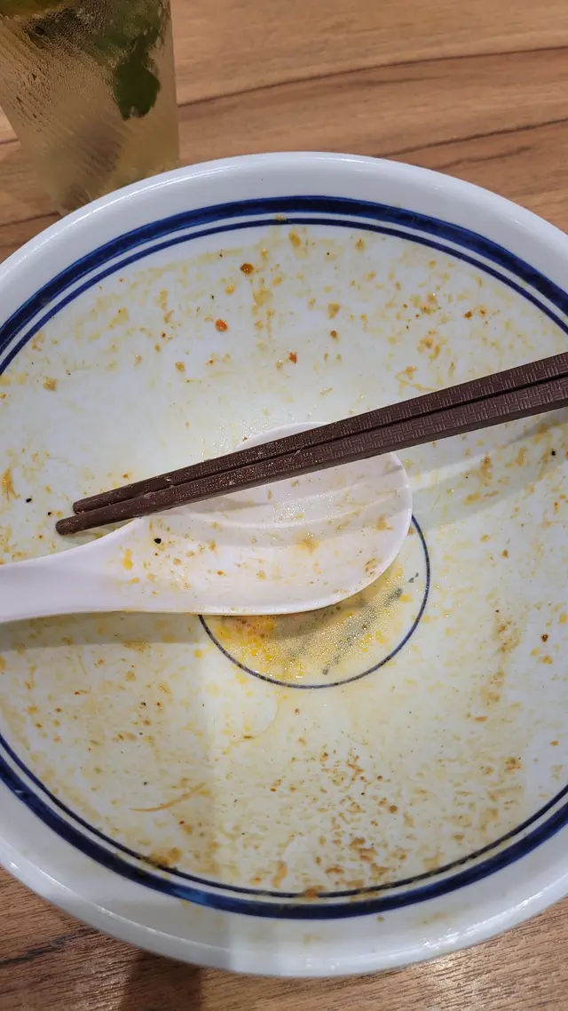 湯都飲晒就知d湯唔差，但係湯之外d魚蛋唔得，太過粉了。