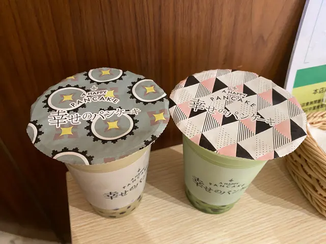 焙煎茶拿鐡木薯珍珠(左),抹茶拿鐡木薯珍珠(右)