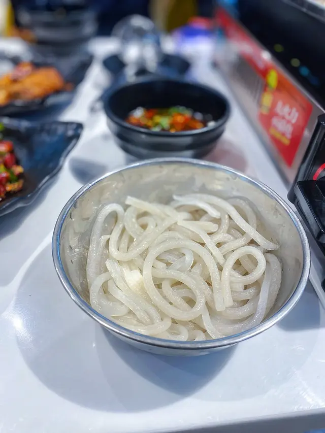 有最招牌嘅紅薯粉,係幼身薯粉,食落比起其他餸更入味