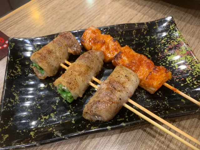 鹽燒西班牙五花腩蒜芯卷、辣醬燒豬頸肉