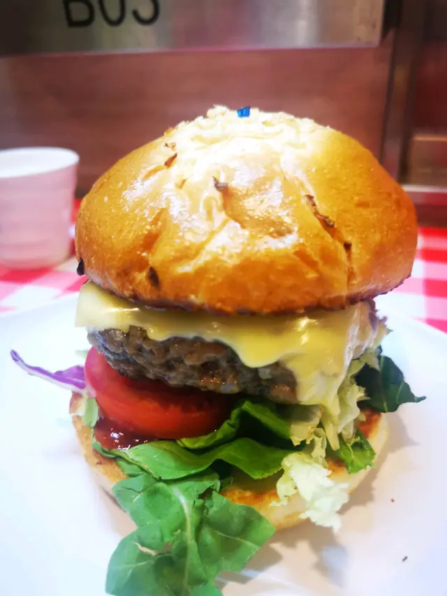 漢堡包相當juicy, 芝士溶化香濃,牛肉有山竹牛肉味