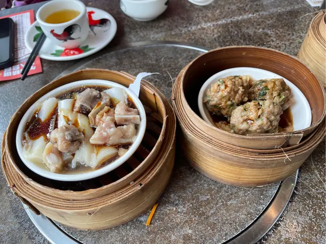 排骨蒸腸粉、牛肉球