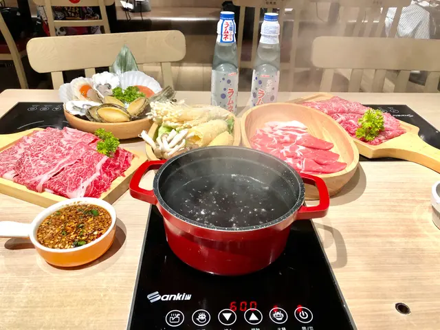 特選黑毛和牛·北海道豚放題套及豪華海鮮盛盒